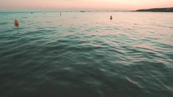 Auringonlaskun aika Santo Tomas lahti saarella Menorca
. - Materiaali, video