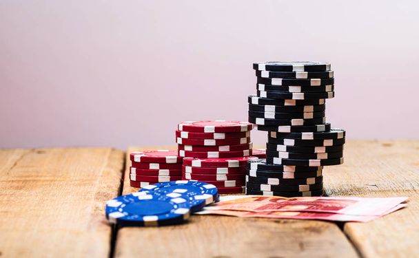 Покерные фишки и деньги крупным планом. Концепция казино, риск, ча
 - Фото, изображение