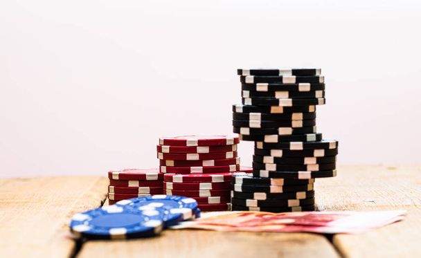Poker casino chips y dinero de cerca. Concepto de Casino, riesgo, cha
 - Foto, Imagen