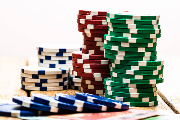 Poker casino chips y dinero de cerca. Concepto de Casino, riesgo, cha
 - Foto, Imagen
