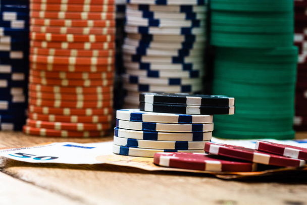 Poker casino chips y dinero de cerca. Concepto de Casino, riesgo, cha
 - Foto, imagen