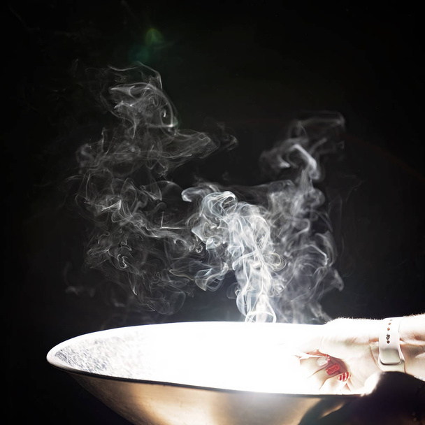 Criando o fumo queimando o papel usando somente a luz natural
 - Foto, Imagem