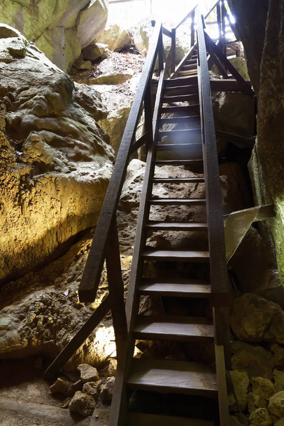 Dentro de las cuevas de Capricornio Australia en muy poca luz
 - Foto, imagen
