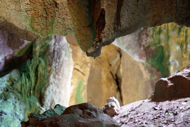 Всередині печери Капрікорн Австралія у дуже низькому світлі - Фото, зображення