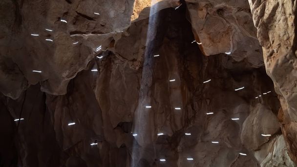 Lumière disco à l'intérieur des grottes de chauves-souris pendant le solstice d'été rare
 - Photo, image