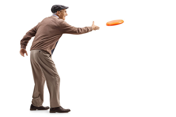 Senior man throwiing a plastic flying disk - Fotografie, Obrázek