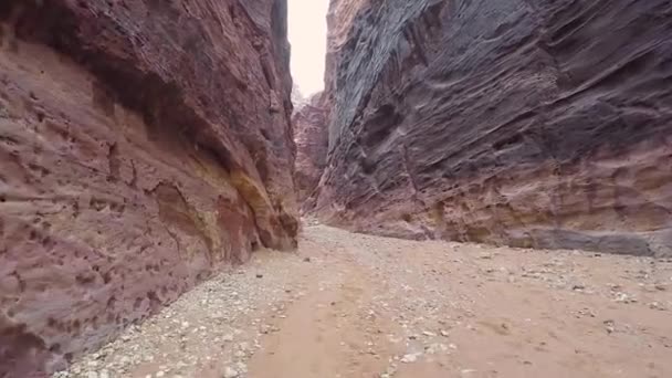 Al Siq Kanyonu, Petra, Ürdün 'ün içinde yürüyoruz. - Video, Çekim