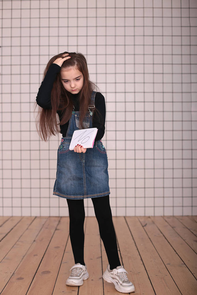 黒のタートルネックのロングヘアで8歳の若い怒れる女の子と"いいえ" - 写真・画像