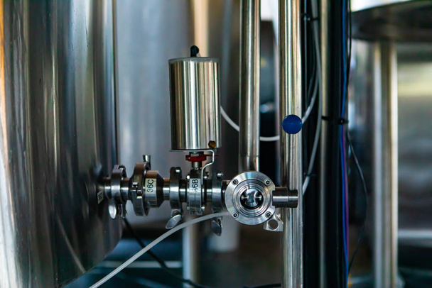 tuberías y válvulas, sistemas de tuberías de cervecería
 - Foto, Imagen