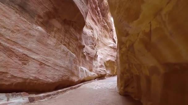 Siq canyon, die naar de oude stad Petra gaat. - Video