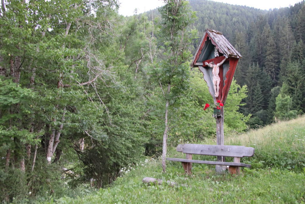 маленький дерев'яний хрест у горах
 - Фото, зображення