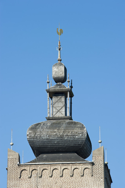 zdobione wieży klasztoru z wiatrowskaz - Zdjęcie, obraz