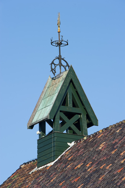 dřevěná zvonice s Větrná korouhvička a kompas karta - Fotografie, Obrázek