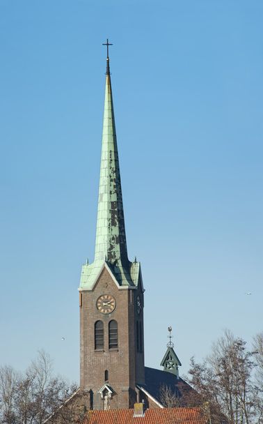 背の高いスリムな教会の塔とクロス - 写真・画像