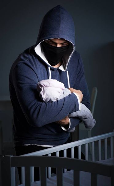 Rikollinen varastaa vauva ihmislapsi traficking käsite - Valokuva, kuva