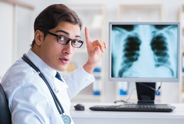 Врач рентгенолог смотрит на рентгеновские снимки - Фото, изображение