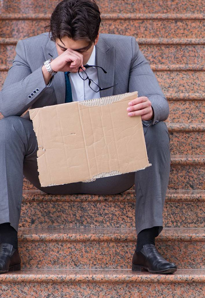 De wanhopige zakenman die op straat bedelt - Foto, afbeelding