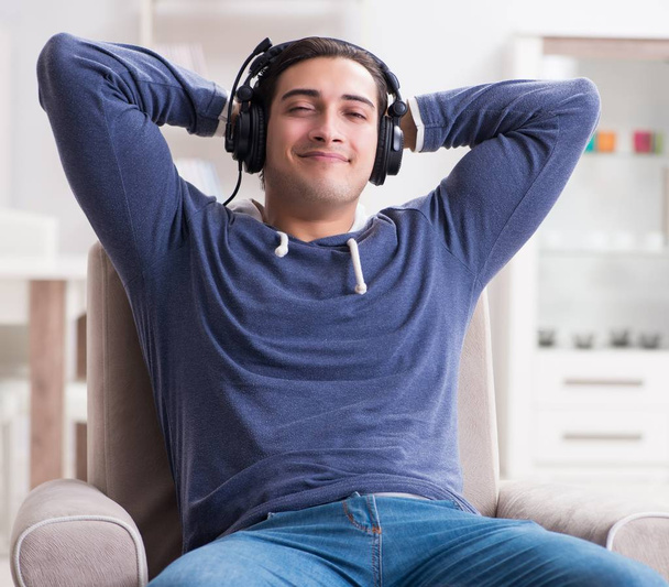 若い男は家で音楽を聞いて - 写真・画像