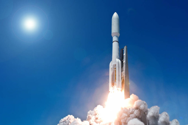 Tire o foguete espacial em um fundo de céu azul e sol. Elementos desta imagem foram fornecidos pela NASA
 - Foto, Imagem