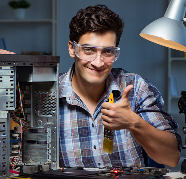 Комп'ютерний ремонт чоловіка очищення пилу пензлем
 - Фото, зображення