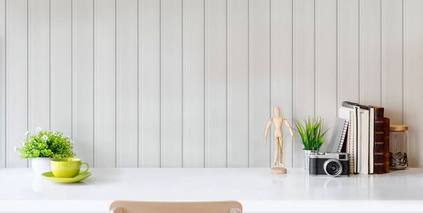 Ofis malzemeleriyle modern stil işyeri ve beyaz masa ve gri tahta duvar arkaplanı üzerine kopyalama alanı - Fotoğraf, Görsel