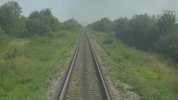 Vlak v pohybu na železnici - Záběry, video
