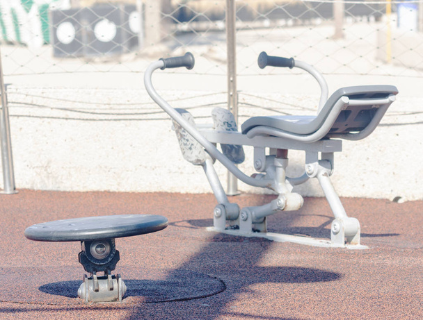 Спортивне обладнання на міському спортивному майданчику
 - Фото, зображення