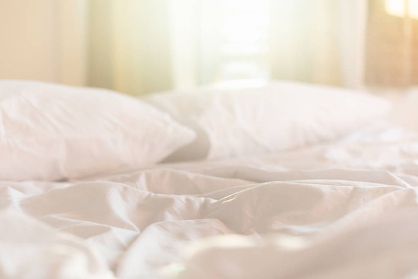 White bedding sheets and pillow in hotel room at morning time wi - Fotoğraf, Görsel