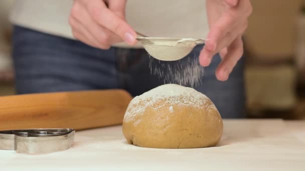 manos de mujer espolvorear masa cruda con harina, primer plano
 - Metraje, vídeo