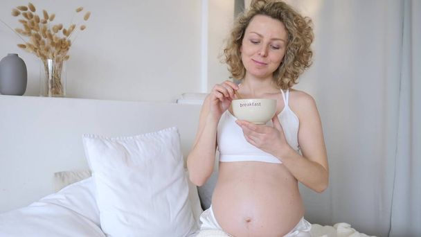 Smiling Pregnant Woman Having Breakfast In Bed. - Foto, Bild