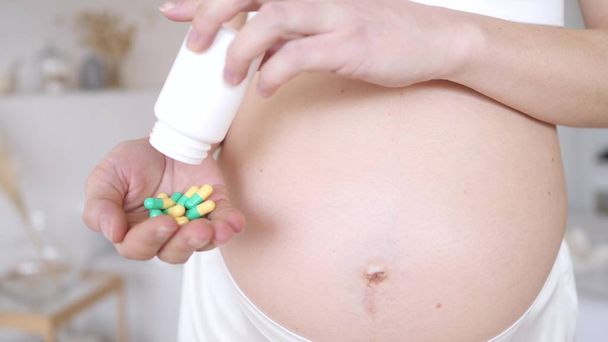 Pregnant Woman Holding Prenatal Pills In Hand. Vitamins, Supplements And Nutrition In Pregnancy. - Foto, imagen