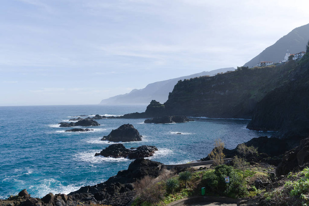Vista de belas montanhas e oceano na costa norte da ilha da Madeira, Portugal
 - Foto, Imagem