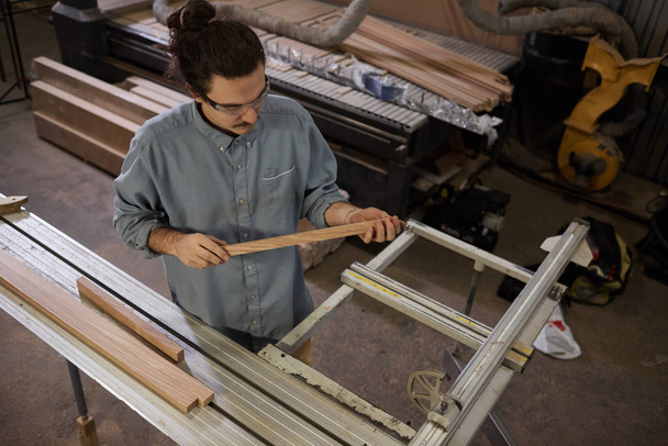 Coupe charpentier planche en bois
 - Photo, image