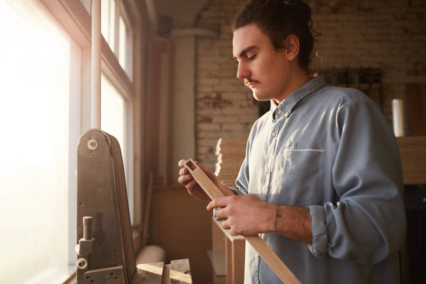 Muž pracující se dřevem na soustruhu - Fotografie, Obrázek