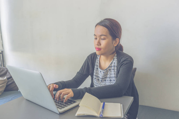 Asian girl using laptop in the morning - Foto, Imagen