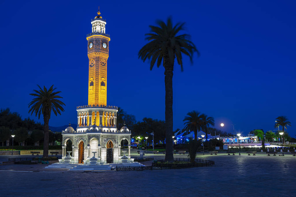 Izmir clock tower. The famous clock tower became the symbol of Izmir - Φωτογραφία, εικόνα