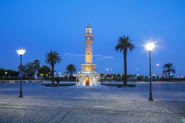 Izmir clock tower. The famous clock tower became the symbol of Izmir - Foto, imagen