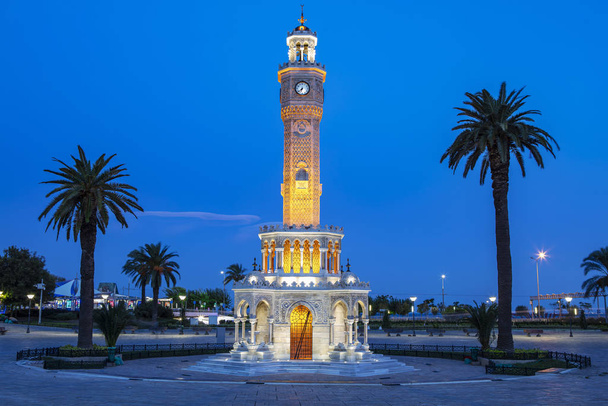 Izmir clock tower. The famous clock tower became the symbol of Izmir - Foto, afbeelding