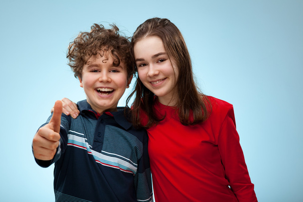 Boy and girl showing thumbs up sign - Foto, Imagen