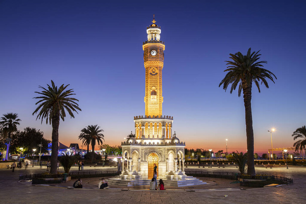 Izmir clock tower. The famous clock tower became the symbol of Izmir - Foto, afbeelding