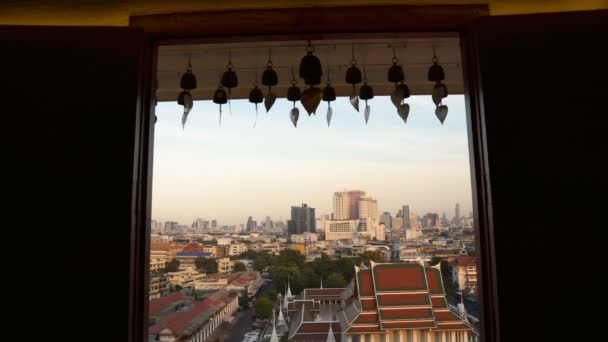 Bangkok Altstadt Skyline durch Tempelfenster auf Hügel gesehen - Filmmaterial, Video
