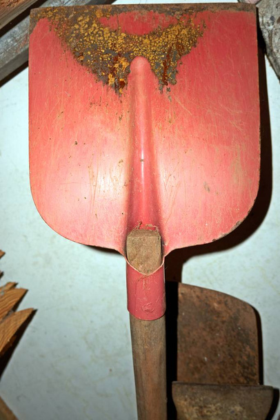 egy vörös építőmunkás lapát fényképezett rozsdás - Fotó, kép