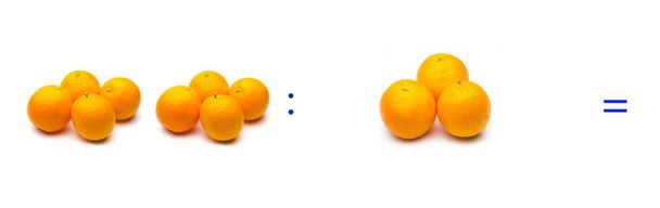 Division, simple mathematical operation; division between oranges - 写真・画像