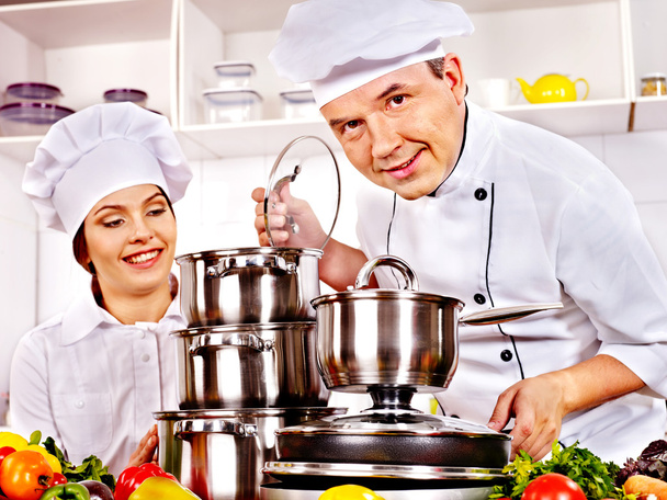 muž v klobouku šéfkuchaře a žena, vaření . - Fotografie, Obrázek