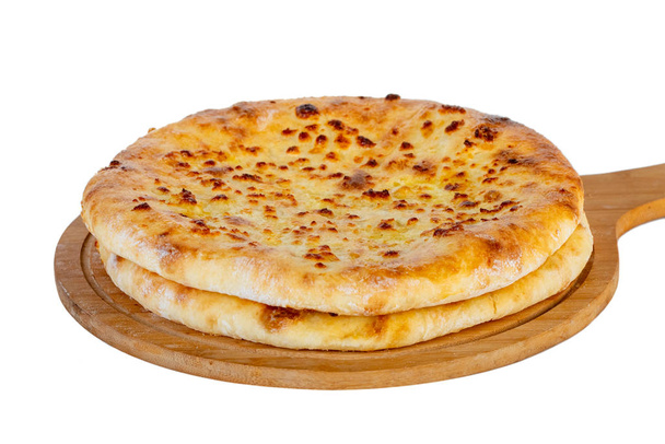 Традиційна грузинська їжа хачапурі на дерев "яній тарілці на білому тлі.. - Фото, зображення