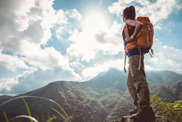 Młoda kobieta Backpacker korzystających piękny widok na szczycie góry  - Zdjęcie, obraz