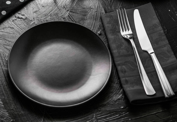 Tyhjät pöytäesineet mustalla lautasliinalla, ruoka muotoilu rekvisiitta, d
 - Valokuva, kuva