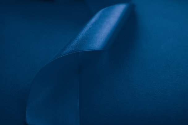 Αφηρημένη μεταξωτή κορδέλα σε μπλε φόντο, αποκλειστική πολυτέλεια  - Φωτογραφία, εικόνα