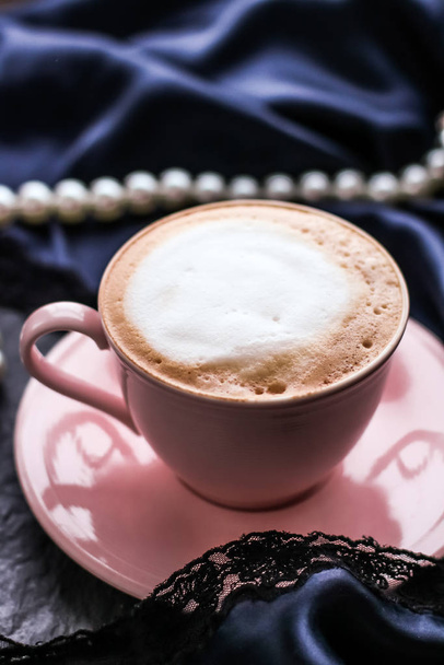 Šálek cappuccino k snídani se saténem a perlami šperky  - Fotografie, Obrázek
