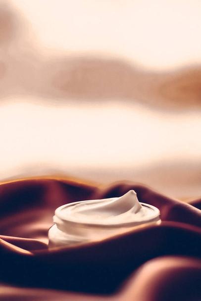 Beauty face Cream moisturizer voor de gevoelige huid, luxe spa COS - Foto, afbeelding
